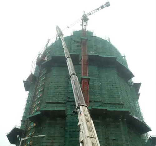双牌吊车在工地上作业